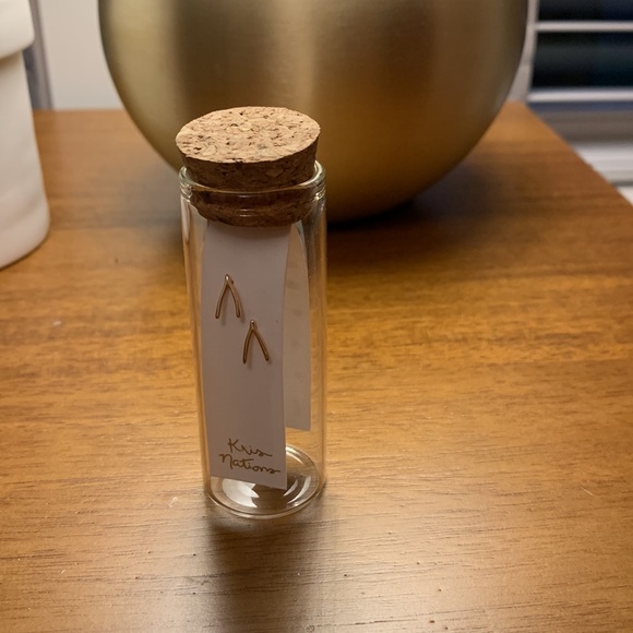 Tiny gold vermeil wishbone earrings - Picture 10 of 11